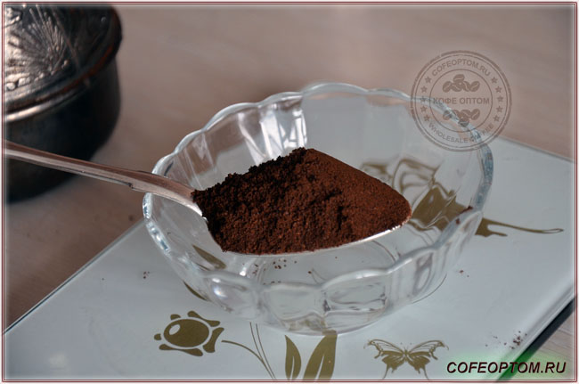 В зависимости от размера ложки и величины горки вес кофе в ней составит составит 7-10 грамм.