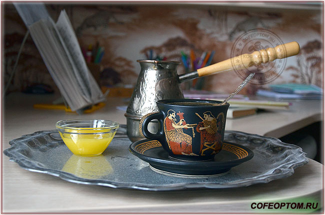 Кофе в турке с мёдом. Кофе гостю надо подавать в красивой чашке.